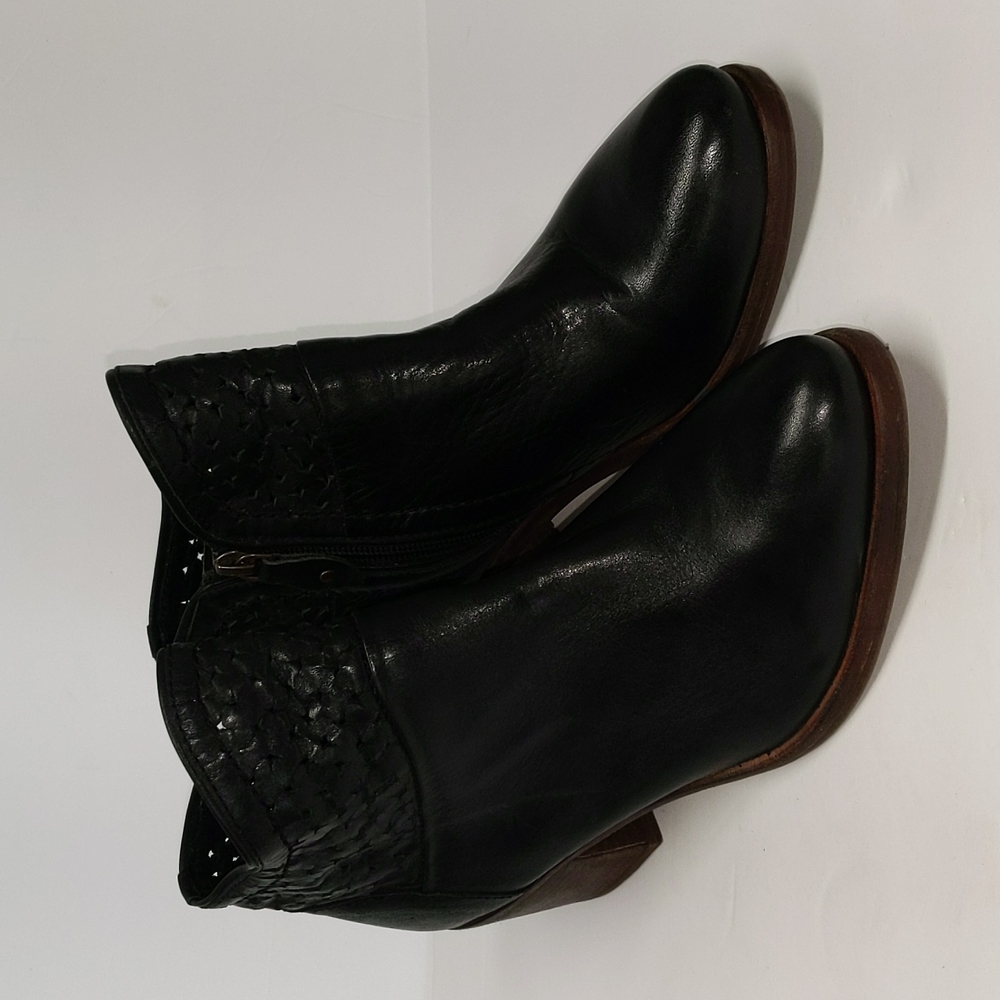Kelsi dagger perforated booties